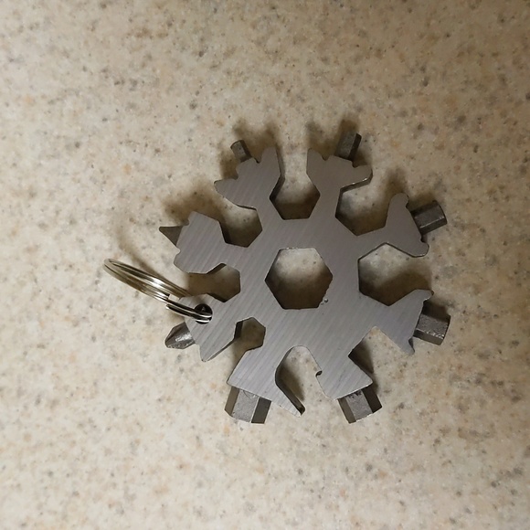 Multi-use utility tool keychain - Picture 1 of 1